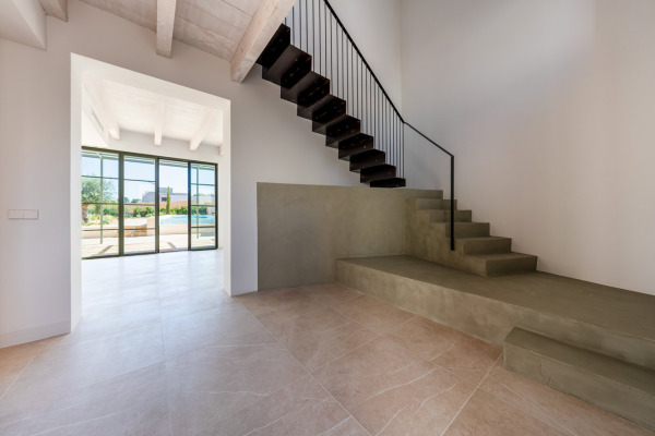 Modernes Neubau-Stadthaus mit großem Pool in Llubi in der Inselmitte Bild 4