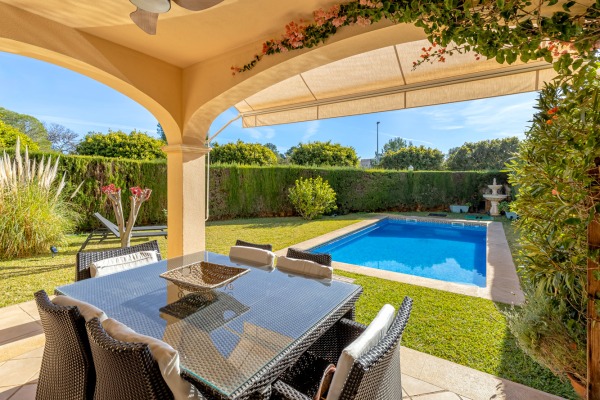 Doppelhaushälfte mit Teilmeerblick und viel Privatsphäre in Puig de Ros