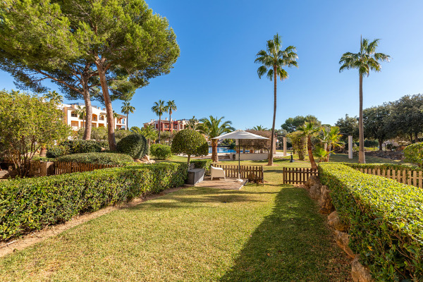 Duplex-Wohnung mit privatem Garten in einer Golfanlage in Nova Santa Ponsa Bild 3