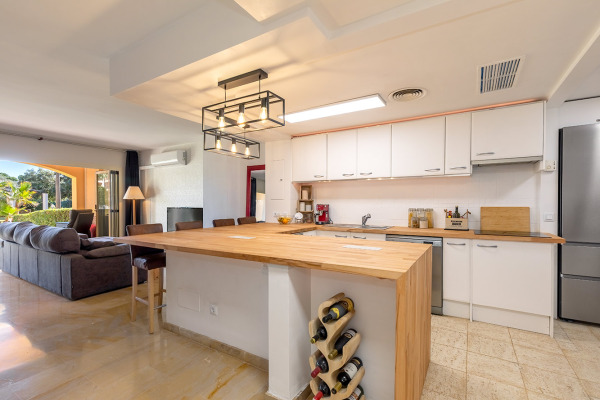 Duplex-Wohnung mit privatem Garten in einer Golfanlage in Nova Santa Ponsa Bild 8