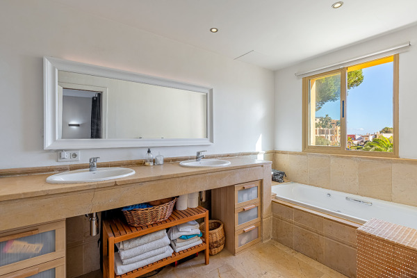 Duplex-Wohnung mit privatem Garten in einer Golfanlage in Nova Santa Ponsa Bild 10