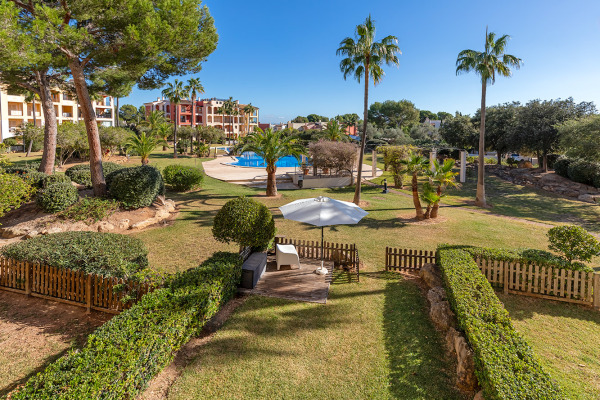 Duplex-Wohnung mit privatem Garten in einer Golfanlage in Nova Santa Ponsa Bild 12