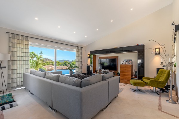 Hochwertig renovierte Luxusvilla mit Teilmeerblick & Gästeapartment Bild 4