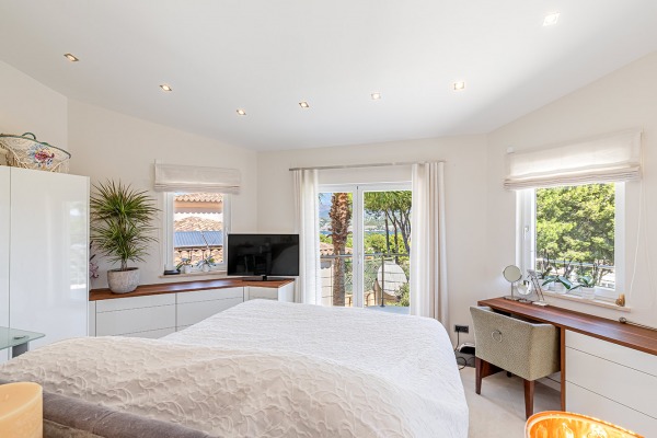 Hochwertig renovierte Luxusvilla mit Teilmeerblick & Gästeapartment Bild 9