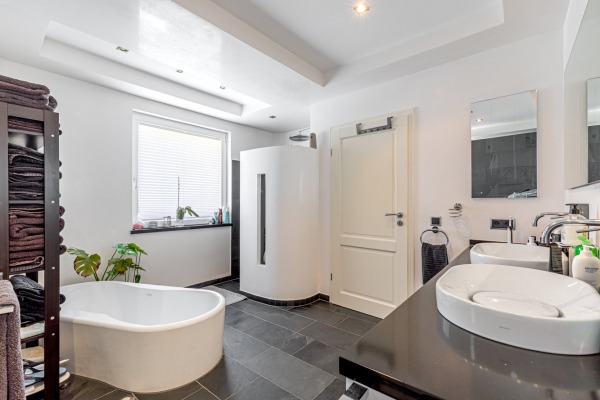 Hochwertig renovierte Luxusvilla mit Teilmeerblick & Gästeapartment Bild 10