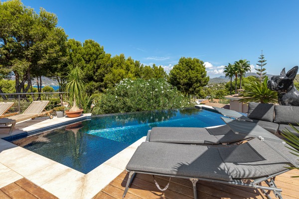 Hochwertig renovierte Luxusvilla mit Teilmeerblick & Gästeapartment Bild 11