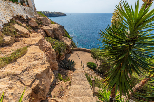 Villa in einmaliger Lage in erster Meereslinie auf den Klippen Bild 2