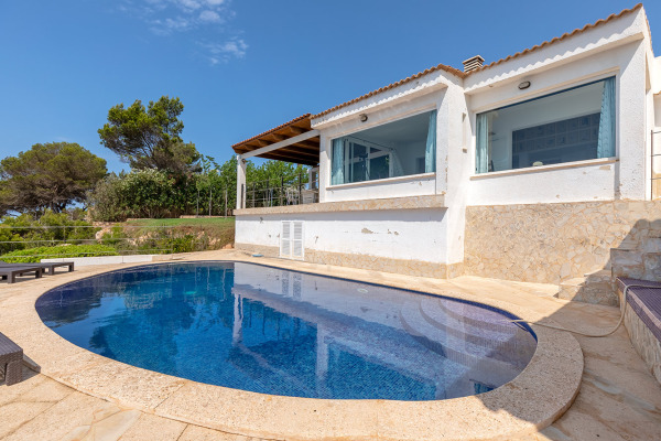 Villa in einmaliger Lage in erster Meereslinie auf den Klippen Bild 6