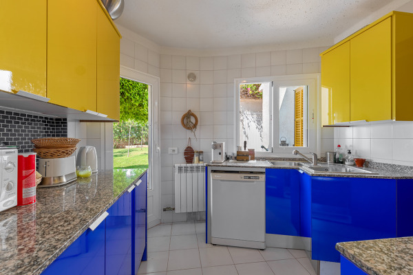 Villa in einmaliger Lage in erster Meereslinie auf den Klippen Bild 11