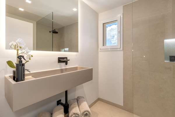 Hochwertig sanierte Doppelhaushälfte mit traumhaftem Meerblick Bild 11