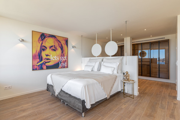 Modernes Luxus-Penthouse mit Meerblick und privatem Pool auf der Dachterrasse Bild 8