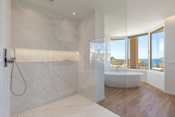 Modernes Luxus-Penthouse mit Meerblick und privatem Pool auf der Dachterrasse Bild 10