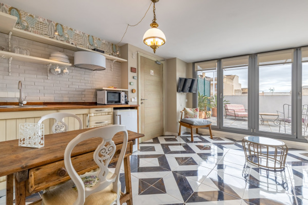 Modernisiertes Stadthaus mit 4 separaten Apartments und gemütlichem Innenhof Bild 4