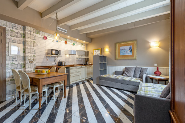 Modernisiertes Stadthaus mit 4 separaten Apartments und gemütlichem Innenhof Bild 9