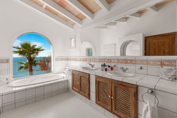 Moderne Luxusvilla in exklusiver Lage in erster Meereslinie von Port Andratx Bild 11