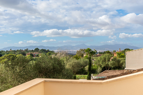 Renovierte Villa mit Ferienvermietlizenz und Salzwasser Infinity Pool Bild 3