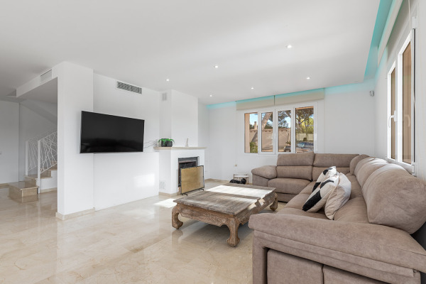 Renovierte Villa mit Ferienvermietlizenz und Salzwasser Infinity Pool Bild 4