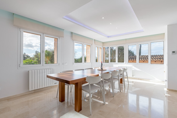 Renovierte Villa mit Ferienvermietlizenz und Salzwasser Infinity Pool Bild 5