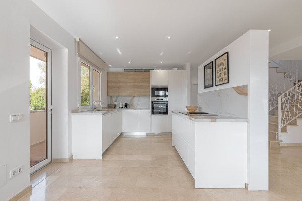 Renovierte Villa mit Ferienvermietlizenz und Salzwasser Infinity Pool Bild 6