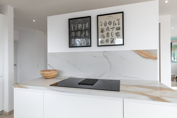 Renovierte Villa mit Ferienvermietlizenz und Salzwasser Infinity Pool Bild 7