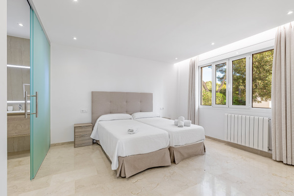 Renovierte Villa mit Ferienvermietlizenz und Salzwasser Infinity Pool Bild 8