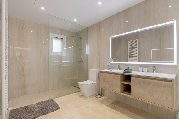 Renovierte Villa mit Ferienvermietlizenz und Salzwasser Infinity Pool Bild 9