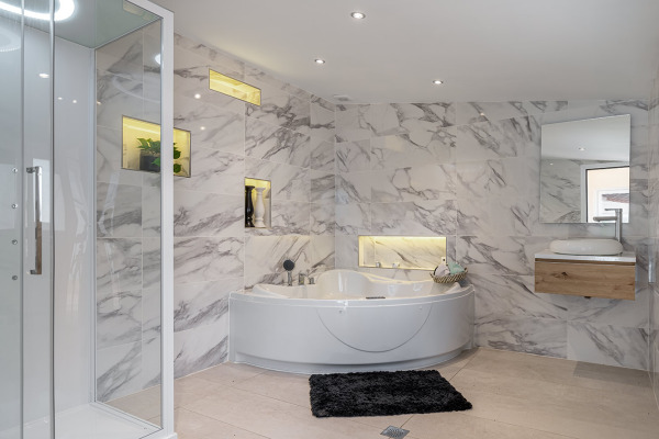 Renovierte Villa mit Ferienvermietlizenz und Salzwasser Infinity Pool Bild 11