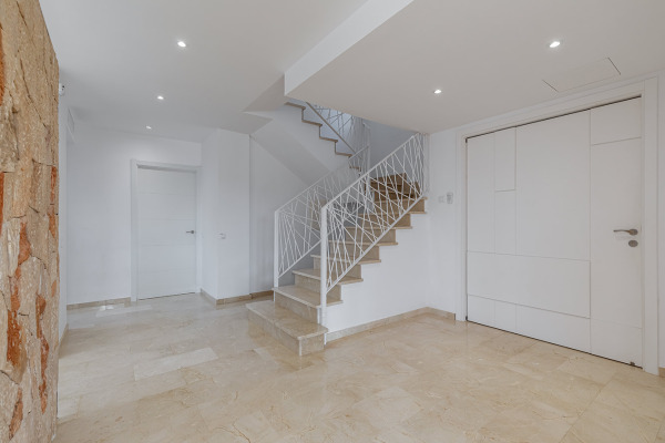 Renovierte Villa mit Ferienvermietlizenz und Salzwasser Infinity Pool Bild 12