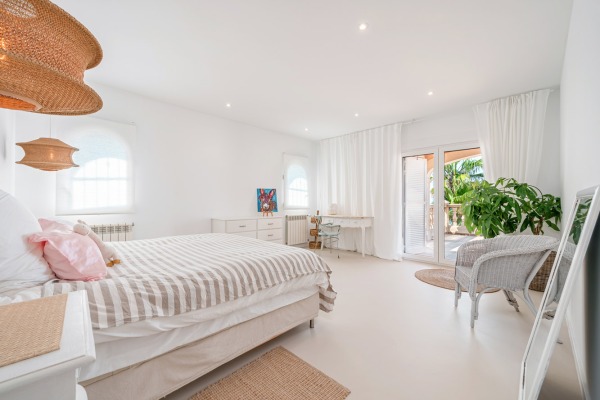 Kernsanierte Villa in einzigartiger Lage direkt am Meer auf den Klippen Bild 8