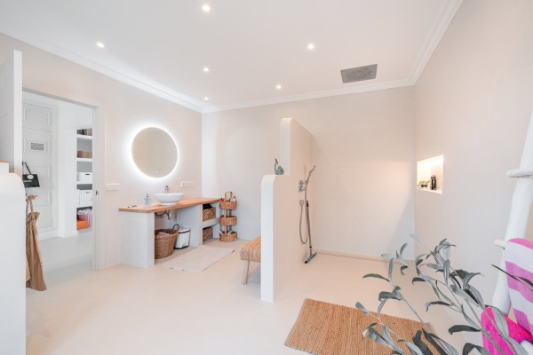 Kernsanierte Villa in einzigartiger Lage direkt am Meer auf den Klippen Bild 12