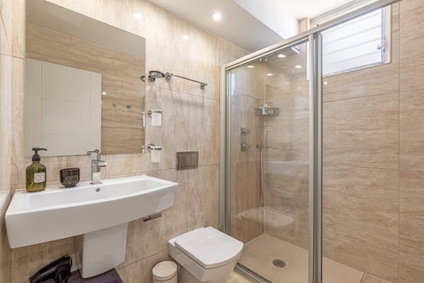 Modernes Apartment mit Teilmeerblick in einer Anlage direkt am Meer Bild 9