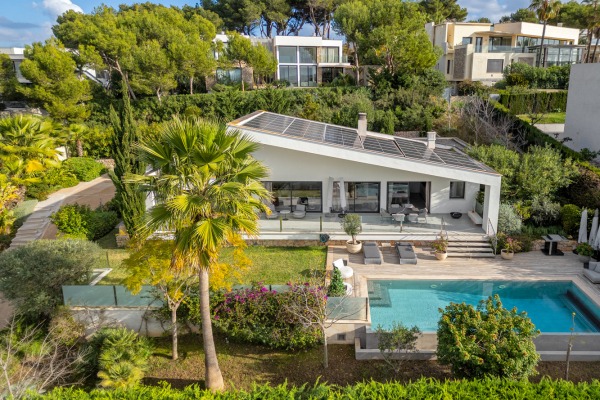 Moderne Villa mit herrlichem Ausblick in leichter Hanglage in Cala Vinyas