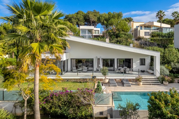 Moderne Villa mit herrlichem Ausblick in leichter Hanglage in Cala Vinyas Bild 11