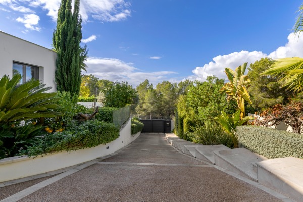 Moderne Villa mit herrlichem Ausblick in leichter Hanglage in Cala Vinyas Bild 12