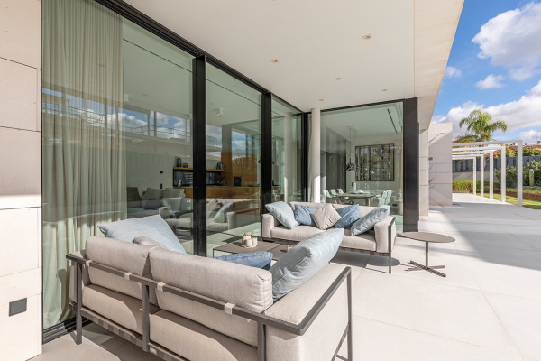 Neubauvillen in moderner Architektur mit Teilmeerblick Bild 2