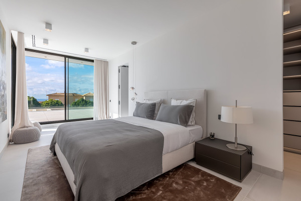 Neubauvillen in moderner Architektur mit Teilmeerblick Bild 7