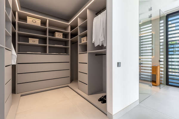 Neubauvillen in moderner Architektur mit Teilmeerblick Bild 10