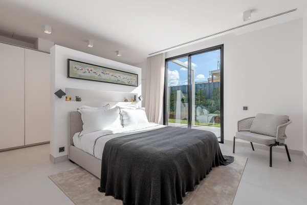 Neubauvillen in moderner Architektur mit Teilmeerblick Bild 11