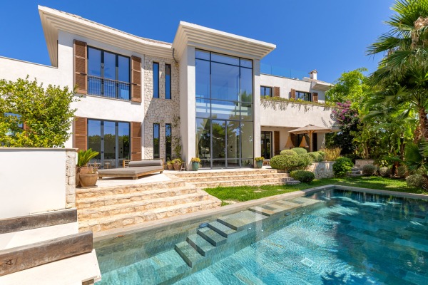 Luxusvilla mit zeitloser Architektur & modernster Ausstattung