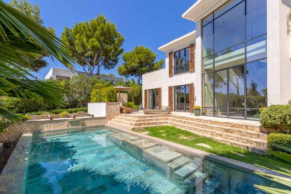 Luxusvilla mit zeitloser Architektur & modernster Ausstattung Bild 3