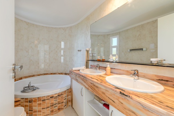 Außergewöhnliche Architektenvilla mit wunderschönem Meerblick Bild 9