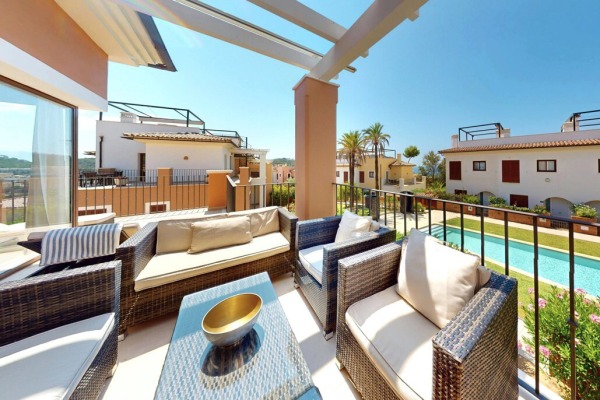 Mediterranes Reihenhaus mit herrlichem Blick auf das Meer von der Dachterrasse