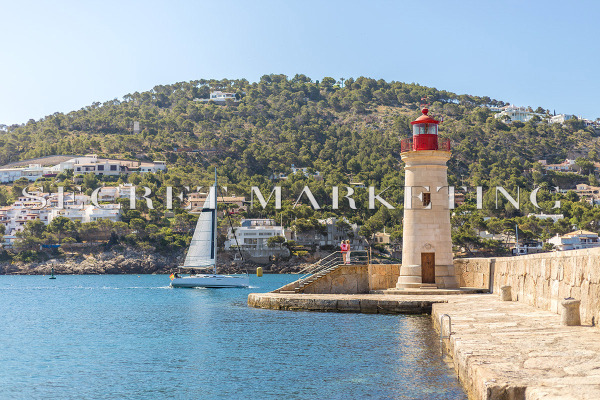Neugebaute Luxusvilla mit Blick auf den Hafen und das Meer in Port Andratx Bild 2