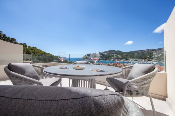 Modernisiertes Reihenhaus mit herrlichem Blick auf den Hafen von Port Andratx