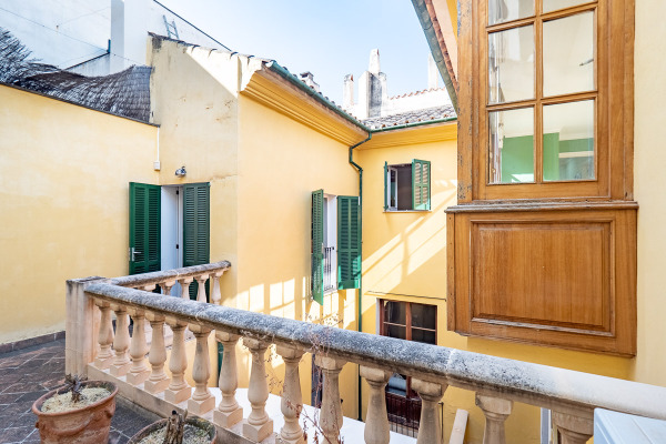 Historischer Stadtpalast aus dem 19. Jahrhundert in der Altstadt von Palma Bild 3
