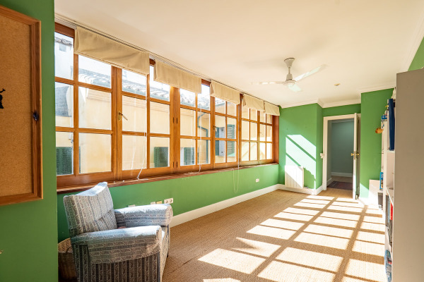 Historischer Stadtpalast aus dem 19. Jahrhundert in der Altstadt von Palma Bild 4