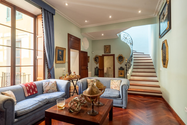 Historischer Stadtpalast aus dem 19. Jahrhundert in der Altstadt von Palma Bild 5