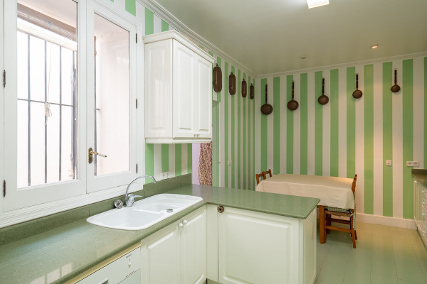 Historischer Stadtpalast aus dem 19. Jahrhundert in der Altstadt von Palma Bild 7