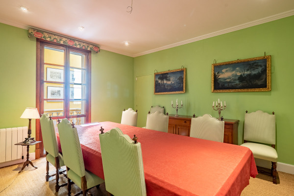 Historischer Stadtpalast aus dem 19. Jahrhundert in der Altstadt von Palma Bild 8