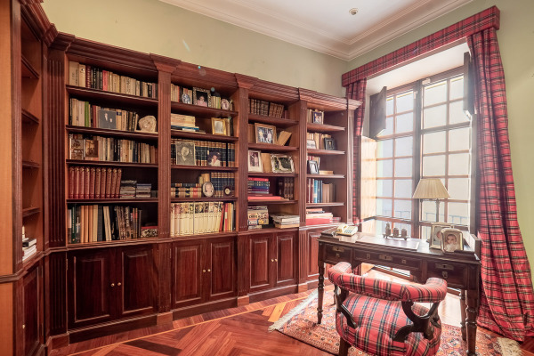 Historischer Stadtpalast aus dem 19. Jahrhundert in der Altstadt von Palma Bild 9